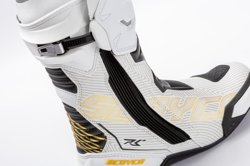 加賀山就臣氏をアドバイザーに迎え、高いプロテクト性と操作性を両立!4万円台の価格を実現したSCOYCO(スコイコ)レーシングブーツのフラッグシップ「MR005」が新登場