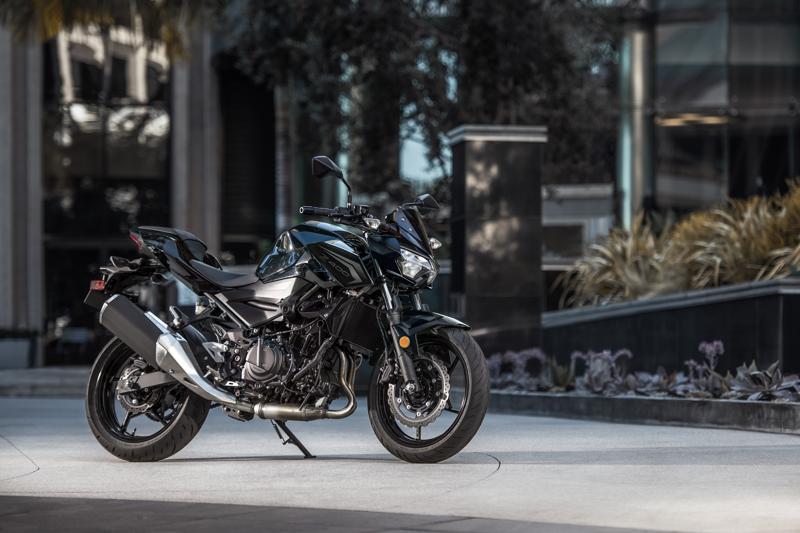 カワサキから躍動感あふれるスタイリングのスーパーネイキッドモデル「Z250」「Z400」を2026年9月5日(土)に発売