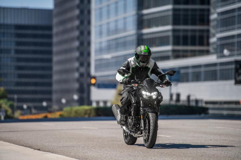 カワサキから躍動感あふれるスタイリングのスーパーネイキッドモデル「Z250」「Z400」を2026年9月5日(土)に発売