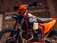 【KTM】専用グラフィックをアップデートした「300 XC-W HARDENDURO」2027年モデルを発表