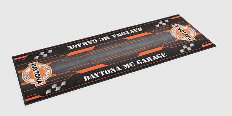デイトナから「フロアマット／マルチマット」が発売！ バイク整備時の床汚れを防いで水洗いもOK 記事1