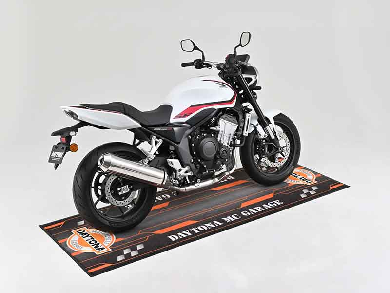 デイトナから「フロアマット／マルチマット」が発売！ バイク整備時の床汚れを防いで水洗いもOK 記事2