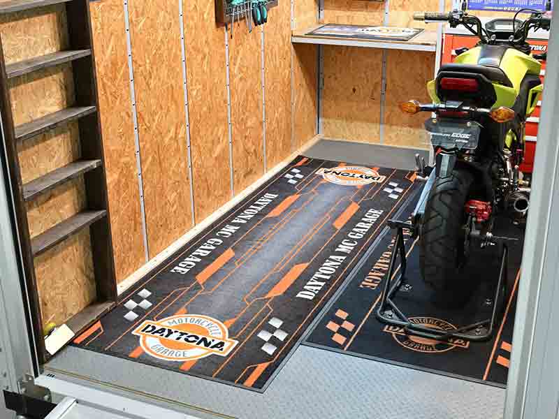 デイトナから「フロアマット／マルチマット」が発売！ バイク整備時の床汚れを防いで水洗いもOK 記事4