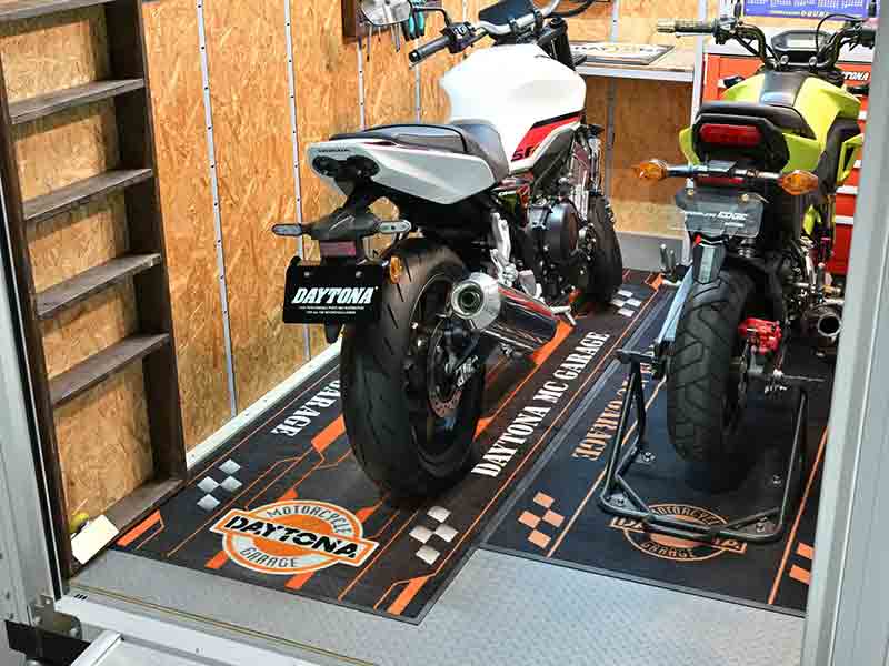 デイトナから「フロアマット／マルチマット」が発売！ バイク整備時の床汚れを防いで水洗いもOK 記事5