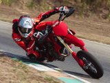 【ドゥカティ】初のレーシング・スーパーモト「Desmo450 SM」発表！ ショーワ製専用サスを採用