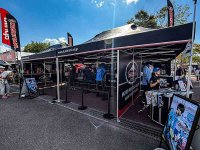 クシタニが MotoGP日本グランプリにブース出展！ 小椋藍選手のミニイベントや応援グッズ・新作Tシャツ販売も メイン