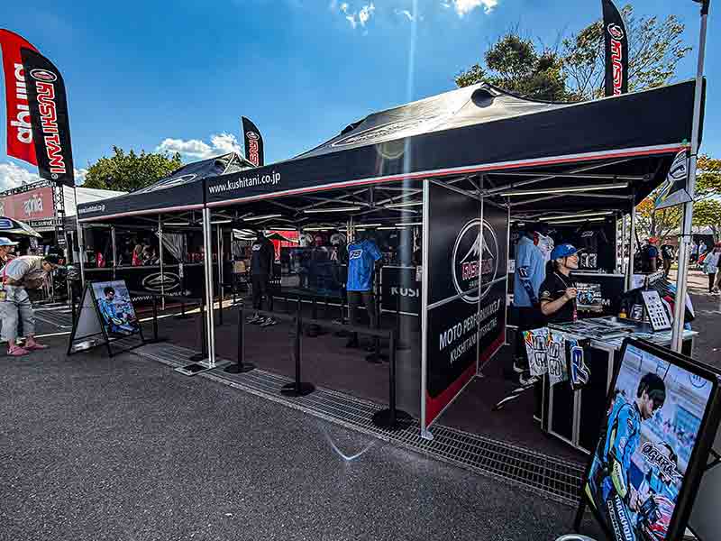 クシタニが MotoGP日本グランプリにブース出展！ 小椋藍選手のミニイベントや応援グッズ・新作Tシャツ販売も