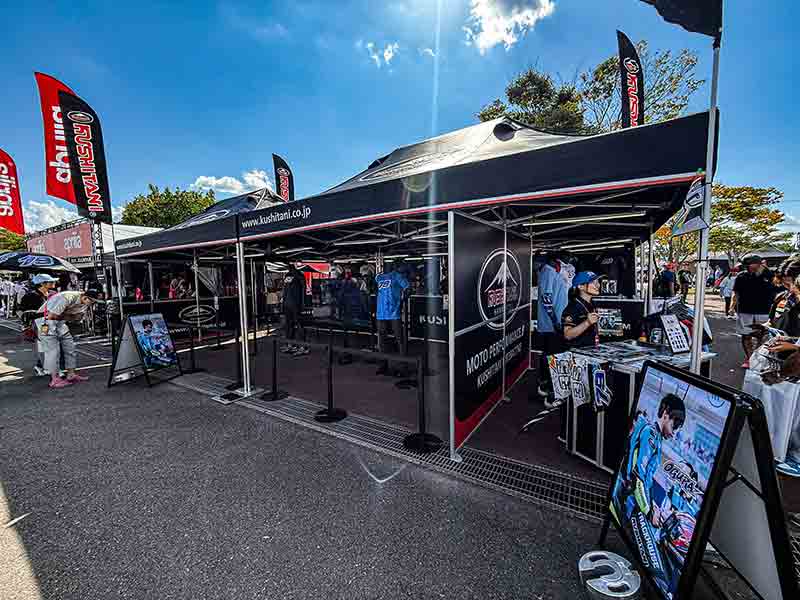 クシタニが MotoGP日本グランプリにブース出展! 小椋藍選手のミニイベントや応援グッズ・新作Tシャツ販売も 記事1