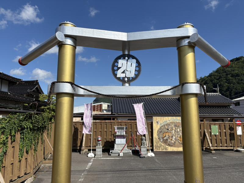 これ、鳥居です。オートバイの「フロントフォーク」が若桜町の新たなシンボルに