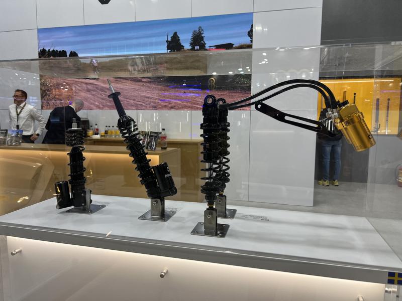 カスタムジャパン、バイクカスタムパーツのラインアップをさらに強化　第四弾として「OHLINS（オーリンズ）」の取り扱いを開始