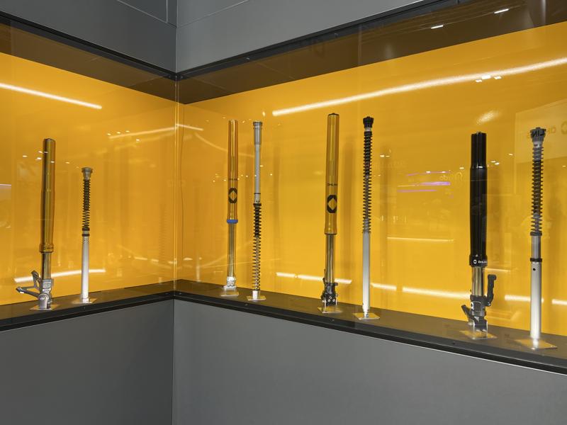 カスタムジャパン、バイクカスタムパーツのラインアップをさらに強化　第四弾として「OHLINS（オーリンズ）」の取り扱いを開始