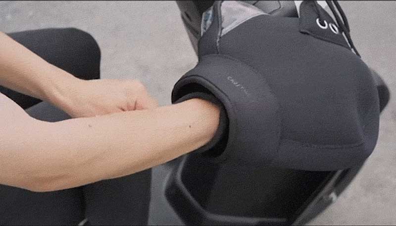 透明窓でスイッチが見える! 裏起毛「バイク用ハンドルカバー」がクラフトワークスから登場 記事1