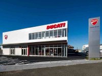 日本初の店舗コンセプトを採用した国内最大級の「ドゥカティ大阪ノース」が大阪府箕面市に10/10グランドオープン メイン
