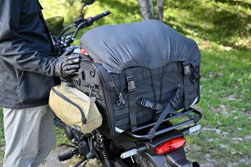 デイトナ流『積載のすすめ』キャンプツーリングの積載をもっとスマートに！デイトナのシートバッグに“フィット”するギアケースが登場。