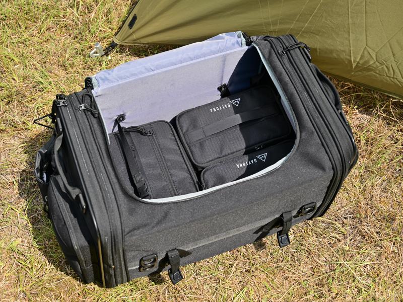 デイトナ流『積載のすすめ』キャンプツーリングの積載をもっとスマートに！デイトナのシートバッグに“フィット”するギアケースが登場。