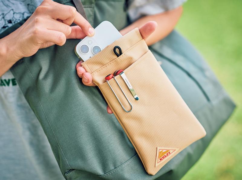 小物をスッキリ収納できるカラビナ付き『KELTY