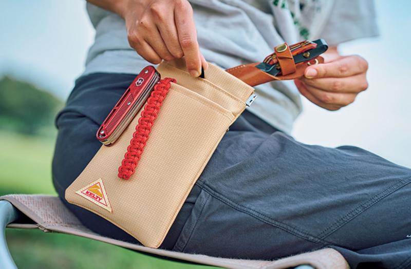 小物をスッキリ収納できるカラビナ付き『KELTY