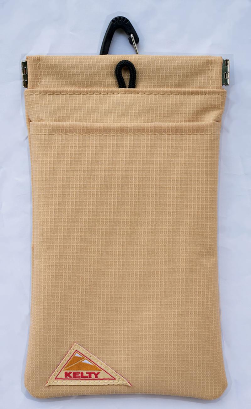 小物をスッキリ収納できるカラビナ付き『KELTY